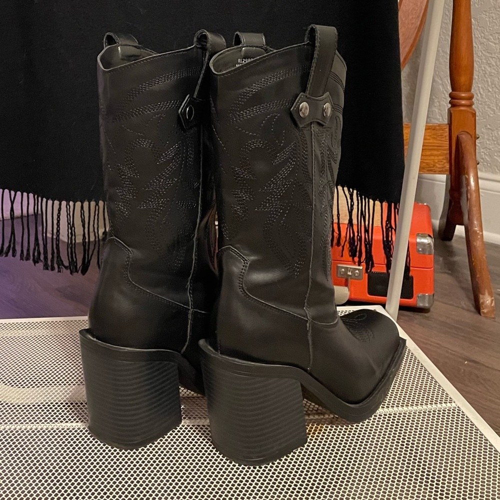 Forever 21 cowgirl Boots black